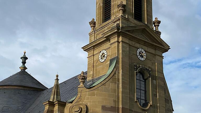 Stets kurz vor halb drei zeigen die beiden Kirchturmuhren an der Kreuzkapelle in Etwashausen an. Stets kurz vor halb drei zeigen die beiden Kirchturmuhren an der Kreuzkapelle in Etwashausen an.
