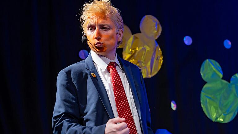 Inkognito angereist von jenseits des Ozeans. David Pfeufer als Dealmaker Donald Trump.