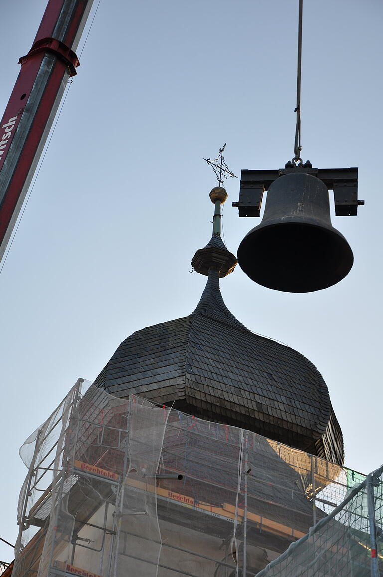 Auf dem Weg zur Erde: eine der Glocken, die verabschiedet wurden.