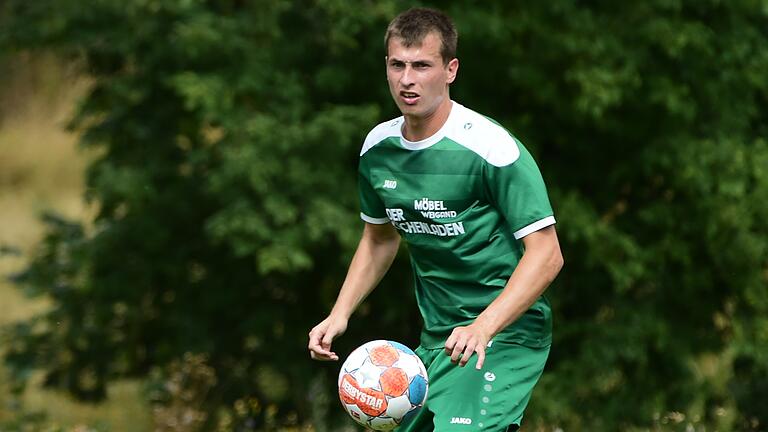Den Ball immer fest im Blick: Daniel Fürst (im Bild) vom FC Eibstadt führt die Torjägerliste in der Kreisklasse Rhön 2 mit 23 Treffern an. Den Ball immer fest im Blick: Daniel Fürst (im Bild) vom FC Eibstadt führt die Torjägerliste in der Kreisklasse Rhön 2 mit 23 Treffern an.