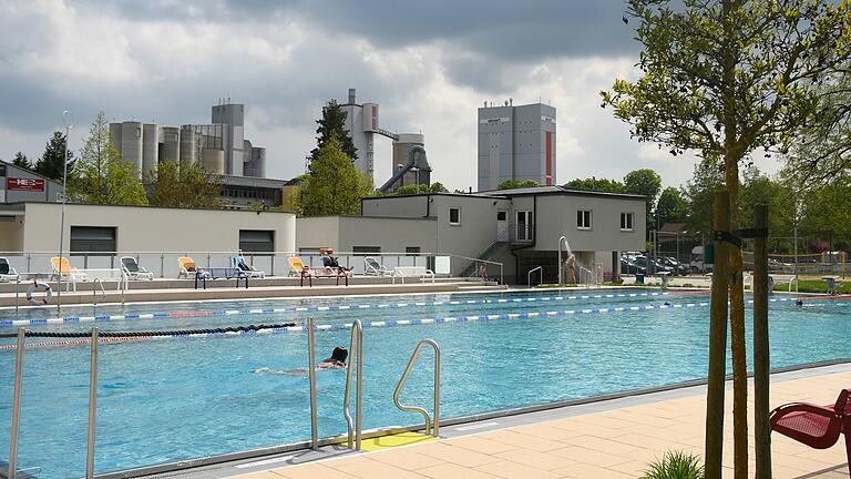Das Freibad in Karlstadt wird vorerst nicht sieben Tage die Woche geöffnet haben. (Archivbild) Das Freibad in Karlstadt wird vorerst nicht sieben Tage die Woche geöffnet haben. (Archivbild)
