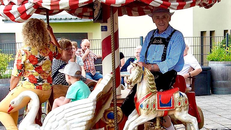 Groß und klein drehten gemeinsame Runden auf dem Karussell. Josef Kirchner kam in seiner Jahrmarkt-Tracht. - Groß und klein drehten gemeinsame Runden auf dem Karussell. Josef Kirchner kam in seiner Jahrmarkt-Tracht. Groß und klein drehten gemeinsame Runden auf dem Karussell. Josef Kirchner kam in seiner Jahrmarkt-Tracht. - Groß und klein drehten gemeinsame Runden auf dem Karussell. Josef Kirchner kam in seiner Jahrmarkt-Tracht.