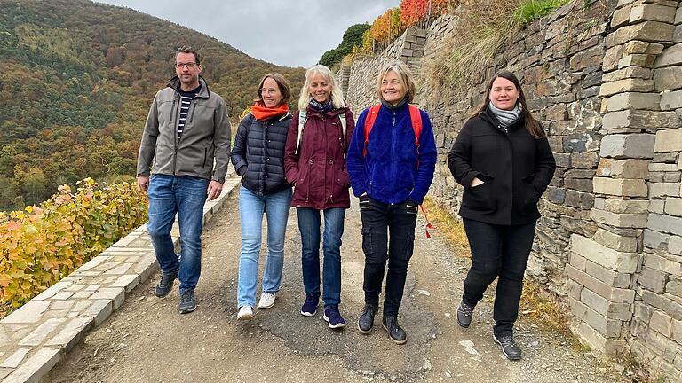 v.l. Michael Thiel aus Dernau mit Kerstin Bauer, Carmen Lieblein, Tanja Lober und Julia Wiegand bei ihrem Abschiedspaziergang zur Hl. Donatus Kapelle, der im Jahr 2023 errichteten Flutkapelle im Ahrtal in Walporzheim hoch oben in den Weinbergen. Die Kapelle ist dem Heiligen Donatus gehweiht, dem Schutzpatron gegen Unwetter, Blitzschlag, Hagel und Feuer. v.l. Michael Thiel aus Dernau mit Kerstin Bauer, Carmen Lieblein, Tanja Lober und Julia Wiegand bei ihrem Abschiedspaziergang zur Hl. Donatus Kapelle, der im Jahr 2023 errichteten Flutkapelle im Ahrtal in Walporzheim hoch oben in den Weinbergen. Die Kapelle ist dem Heiligen Donatus gehweiht, dem Schutzpatron gegen Unwetter, Blitzschlag, Hagel und Feuer.