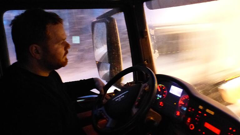 Konzentriert steuert Steffen Brand ein Räumfahrzeug. Konzentriert steuert Steffen Brand ein Räumfahrzeug.