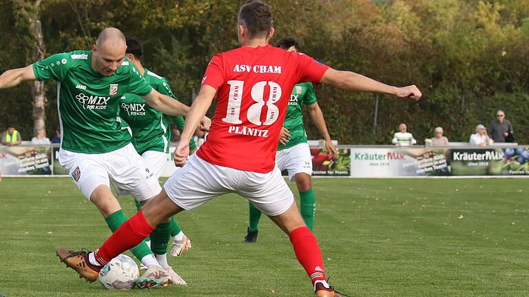 Tizian Hümmer (links, gegen Michael Plänitz) erzielte die Abtswinder Führung im Bayernliga-Heimspiel gegen den ASV Cham. Aufgrund von zwei späten Gegentoren ging der TSV dennoch als Verlierer vom eigenen Platz.