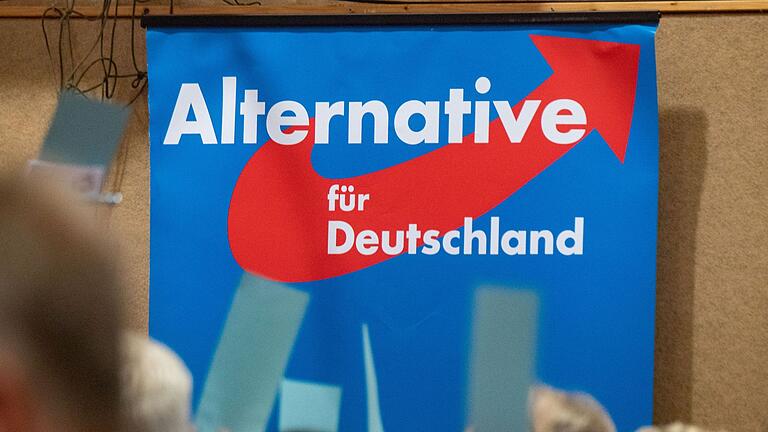 Plakat der AfD.jpeg       -  Bei den kommenden Landtagswahlen in Sachsen, Thüringen und Brandenburg droht die AfD stärkste Partei zu werden