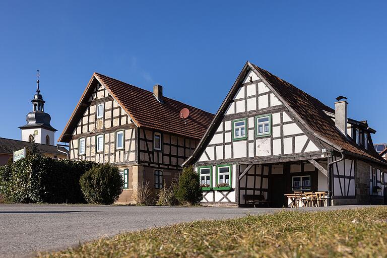 Unterwegs kommt man in Aub, Gemeindeteil von Bad Königshofen, an der Alte Schmiede vorbei. Unterwegs kommt man in Aub, Gemeindeteil von Bad Königshofen, an der Alte Schmiede vorbei. 