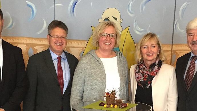 Im Bild (von rechts): Bürgermeister Karl-Heinz Kauczok, Schulrätin Cornelia Krodel, Schulleiterin Kerstin Geus, Referatsleiter Jürgen Montag und Personalratsvorsitzender Tomislav Neckov.