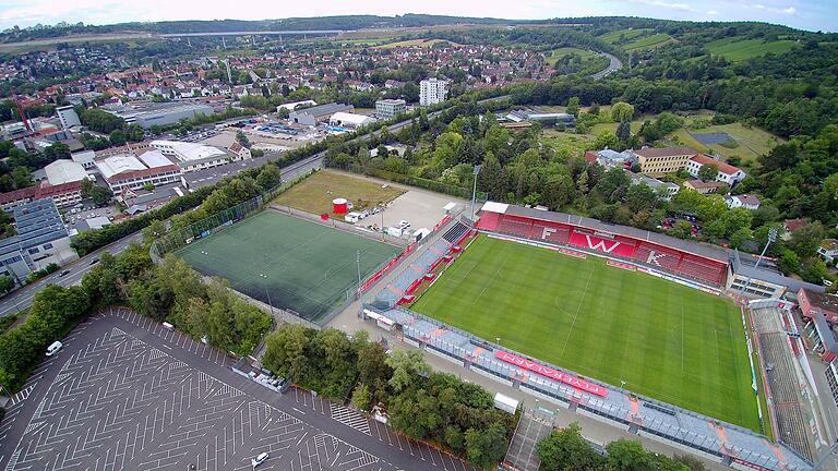 Eine Luftaufnahme des Stadions am Dallenberg vom Juli. Um 90 Grad gedreht soll das neue Stadion&nbsp; auf den bisherigen Trainingsplätzen links entstehen.