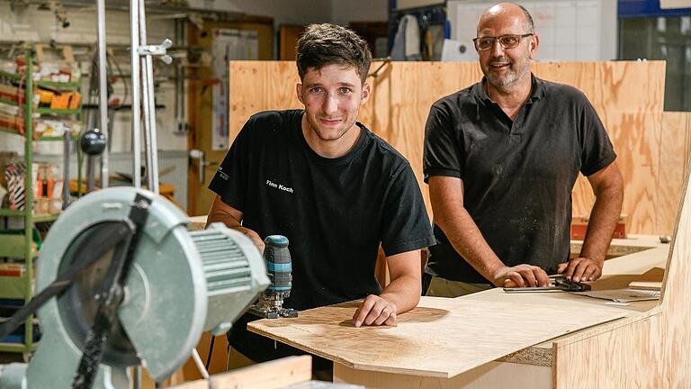 Lehrling Finn Koch erlernt sein Handwerk in der Schreinerei von Hans Supp (rechts) in Sommerhausen. Koch ist ein Beispiel dafür, wie Auszubildende bislang durch die Corona-Krise gekommen sind.