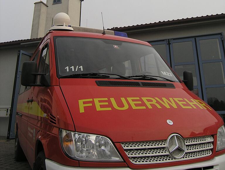 Eine mobile Sirene (die weiße Kugel) kann schnell und einfach auf ein Fahrzeug montiert werden. Damit sind auch Durchsagen möglich. Eine mobile Sirene (die weiße Kugel) kann schnell und einfach auf ein Fahrzeug montiert werden. Damit sind auch Durchsagen möglich.