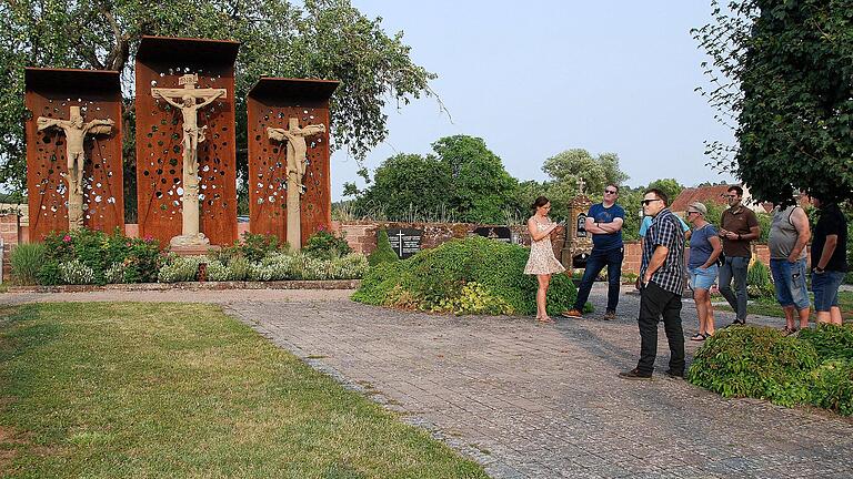 Auf dem Friedhof in Roden sollen auf der freien Rasenfläche (links im Bild) Wiesenurnengräber entstehen.