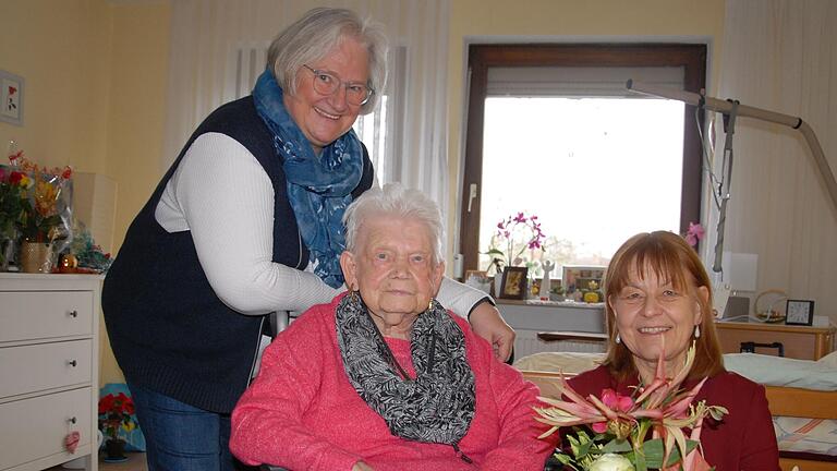 Kitzingens Bürgermeisterin Astrid Glos (links) und ihre Willanzheimer Amtskollegin Ingrid Reifenscheid-Eckert (rechts) gratulierten Else Friedel zum 100. Geburtstag.