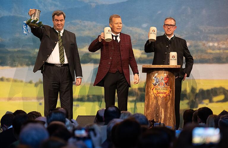 Ministerpräsident Markus Söder, Paulaner-Chef Andreas Steinfatt und Braumeister Christian Dahncke beim Starkbieranstich auf dem Nockherberg.&nbsp;