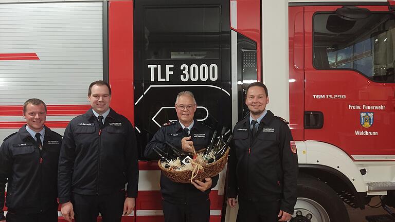 Mit dem Monatswechsel scheidet der bisherige Kommandant der Freiwilligen Feuerwehr Waldbrunn Alfred Wilhelm (Zweiter von rechts) nach drei Jahrzehnten an der Spitze der Aktiven aus dem Amt. Ähnlich ungewöhnlich wie diese lange Amtszeit ist die Übernahme des Amtes durch Bürgermeister Markus Haberstumpf (rechts), den dann mit Lukas Heeg (links) und Florian Garrecht (Zweiter von links) zwei gleichberechtigte Stellvertreter unterstützen.