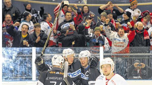 Tor für Haßfurt. David Franek (2. von links) hat die &bdquo;Hawks&ldquo; mit 2:0 in Führung geschossen und feiert den Treffer mit Frederic Rambacher und Kapitän Ales Stribny. Im Hintergrund jubeln die zahlreich mitgereisten ESC-Fans.