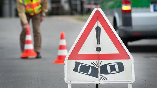 Verkehrsunfall       -  Auch bei leichten Verkehrsunfällen gilt es angemessene Überschriften zu machen. Sie sollen dem Unglück gerecht werden. Verharmlosendes und spaßige Passagen sind zu vermeiden. Zur Illustration Archivfoto: Armin Weigel (dpa)