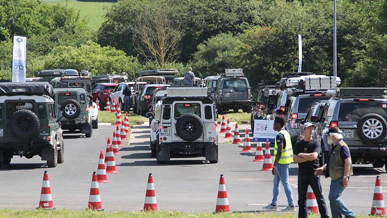 Land Rover in der Schlange: Die Fans dieser britischen Fahrzeuge kamen aus dem ganzen Bundesgebiet angereist. Foto: Isolde Krapf       -  Land Rover in der Schlange: Die Fans dieser britischen Fahrzeuge kamen aus dem ganzen Bundesgebiet angereist. Foto: Isolde Krapf