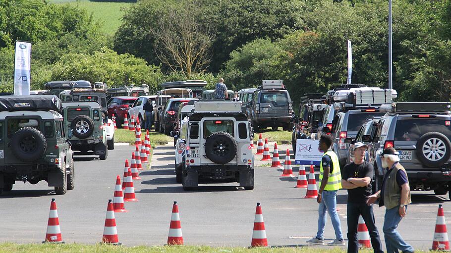 Land Rover in der Schlange: Die Fans dieser britischen Fahrzeuge kamen aus dem ganzen Bundesgebiet angereist. Foto: Isolde Krapf       -  Land Rover in der Schlange: Die Fans dieser britischen Fahrzeuge kamen aus dem ganzen Bundesgebiet angereist. Foto: Isolde Krapf