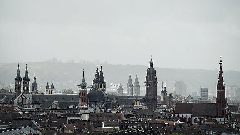 Regenfront über Würzburg       -  Würzburgs Stadtbild ist geprägt von seinen Kirchen: Jetzt wurde bekannt, dass es erneut Missbrauchsvorwürfe gegen einen Ruhestandspriester in der Diözese Würzburg gab.