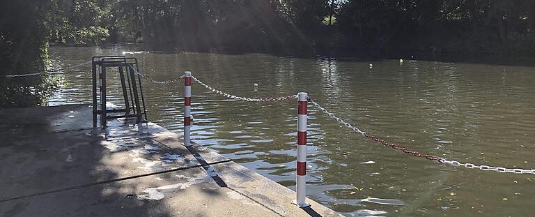 Weil das Wasser nicht an allen Stellen rund um die Badeplattform tief genug ist, wurde diese abgeriegelt. Wer ins Wasser will, muss eine Leiter nutzen.