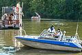 Ein Partyboot (links) und ein Grillboot (Mitte hinten) dümpeln auf dem Main in der Nähe des Würzburger Stadtstrands. Zu den Aufgaben der Wasserschutzpolizei gehört es, die Fahrtüchtigkeit der Bootsführer zu überprüfen.&nbsp;