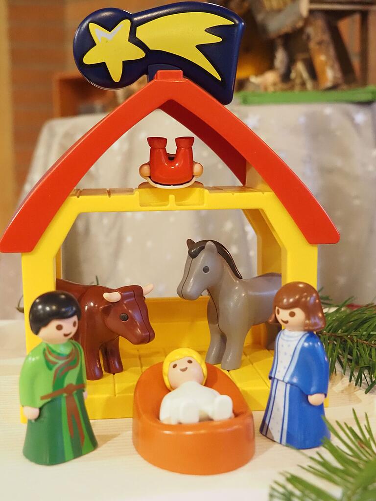 Jesus, Maria und Josef, Engel, Ochs und Esel in der Playmobilversion. Jesus, Maria und Josef, Engel, Ochs und Esel in der Playmobilversion.