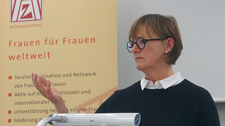 Über Fluch und Segen von KI referierte die Geschäftsführerin der Stiftung  Kunstfond, Dr. Karin Lingl, bei den Schweinfurter Frauenwochen.