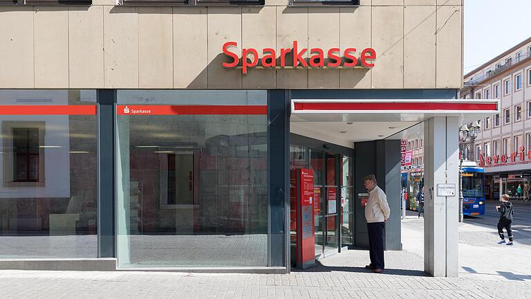 Die Sparkasse Mainfranken mit Sitz in Würzburg fährt ihr Filialnetz überraschend massiv herunter. Die Sparkasse Mainfranken mit Sitz in Würzburg fährt ihr Filialnetz überraschend massiv herunter.