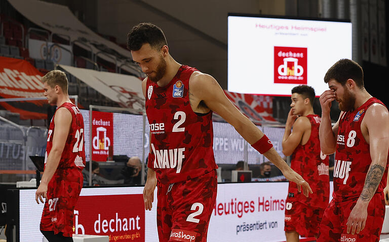 Jonas Weitzel, Brekkott Chapman, Joshua Obiesie und Tayler Persons (von links) nach der Schlusssirene in Bamberg. Jonas Weitzel, Brekkott Chapman, Joshua Obiesie und Tayler Persons (von links) nach der Schlusssirene in Bamberg.