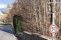 Immer öfter fehlen in Gemeinden im Landkreis Kitzingen die Ortsschilder. In diesem Fall hat der Bauhof provisorisch ein Schild zur Geschwindigkeitsreduzierung montiert. Das Landratsamt warnt vor den Folgen des Diebstahls der Schilder.