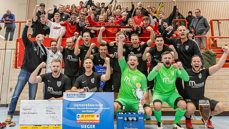 Der neue Futsal-Bezirksmeister: Der TSV Rottendorf feiert mit seinen lautstarken Fans nach dem Titelgewinn in Rimpar.