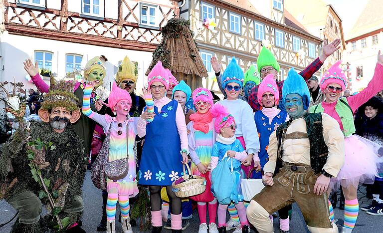 Lustige bunte Trolle – oder doch die Zeiler 'Pfostler'? Lustige bunte Trolle – oder doch die Zeiler 'Pfostler'?