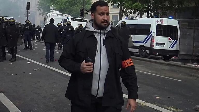 Sicherheitsmitarbeiter von Macron verurteilt       -  Emmanuel Macrons Sicherheitsmitarbeiter Alexandre Benalla während des Einsatzes am 1. Mai. Durch ein Video war bekannt geworden, dass Benalla einen Demonstranten angegriffen hatte.