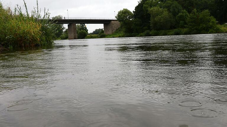 Der Vorteil der Gemeinden in der Mainlinie ist die unmittelbare Nähe des Flusses, hier an der 'Knuppers Ruh' in Haßfurt. In extremen Trockenzeiten wird der Main mit Wasser aus dem Brombachsee gespeist, um die Schifffahrt sicherstellen zu können. Davon profitiert die Trinkwasserversorgung der mainanliegenden Kommunen.