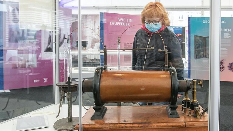 Die Ausstellung auf dem Unteren Markt gab Einblicke in das Leben von Röntgen, seine epochale Entdeckung der Röntgenstrahlen und gegenwärtige Anwendungsfelder in Forschung und Praxis.