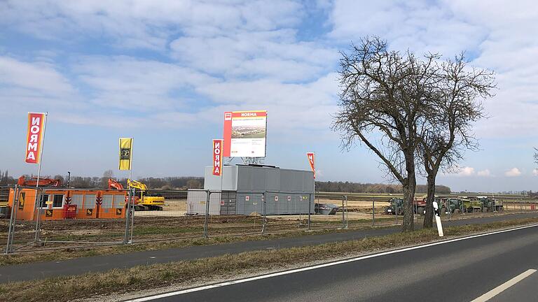 Auf einem Areal von etwa 11,5 Hektar errichtet der Discounter Norma in Gerolzhofen ein Logistikzentrum. Naturschützer sorgen angesichts der riesigen Dimension des Bauvorhabens sich um den großen Flächenverbrauch.