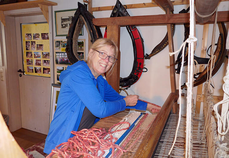 Mit viel Geduld und Sachverstand hat Anita Heinrich einen alten Webstuhl im Museum in Mühlhausen wieder funktionstüchtig gemacht. Er konnte am Internationalen Museumstag in Aktion bewundert werden.