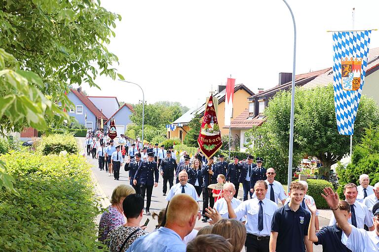 Impressionen vom großen Geburtstagsfest - ein Feuerwehrfest das in Erinnerung bleiben wird. Zum Fest 150 Jahre Feuerwehr Kirchschönbach gab es einen großen Umzug durch die Ortschaft. Neben 25 Feuerwehren sorgten drei Musik-Kapellen (Oberschwarzach, Kitzingen / Wiesenbronn, Reupelsdorf) für beste Feststimmung. Das Festgelände war im Anschluss an den Umzug bis auf den letzten Platz 'ausverkauft'. Feuerwehren, Blaskapellen, Ehrengäste und Besucher fühlten sich sehr wohl.