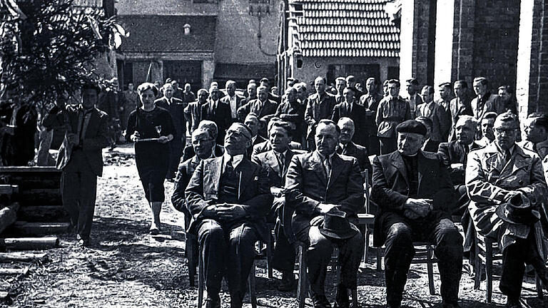 Geschlossene Gesellschaft: Seit 1956 kommt niemand mehr als neuer Genosse in die ÜZ. Das Bild entstand um diese Zeit beim Richtfest für das neue Verwaltungsgebäude und zeigt den damaligen Vorstandsvorsitzenden Pfarrer Bernhard Rüdenauer (erste Reihe Dritter von links) und seinen Nachfolger Andreas Wächter (links daneben). Jetzt will sich die ÜZ zunächst einmal für Gemeinden öffnen.ÜZ