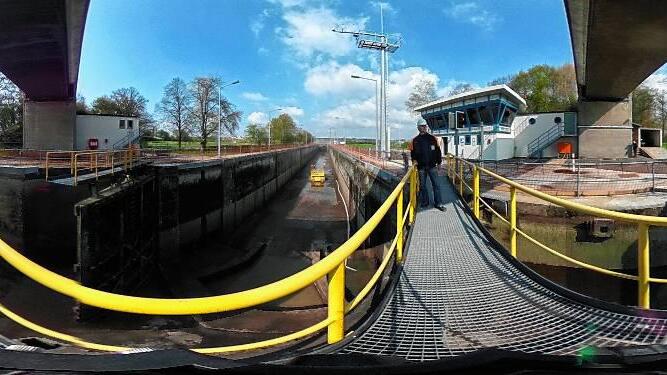 Rundumblick: Die Schleuse Knetzgau ist trockengelegt. Das 360-Grad-Bild zeigt die Schleusenkammer, Gebäude und auf einem der Tore Hans Schnös, Betriebsstellenleiter von der Leitzentrale Haßfurt des Wasser- und Schifffahrtsamtes.