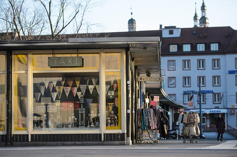 Blick auf die verschiedenen Pavillons am Bahnhofsvorplatz in Würzburg. Die Stadt hatte die maroden Buden aus den Fünfzigern abgerissen und wollte sie durch moderne Pavillons ersetzen. Daraus wird nun nichts, der Platz wird anders gestaltet.