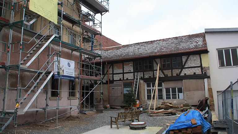 In der Weiße-Turm-Straße in Gerolzhofen wird derzeit ein fast 600 Jahre altes, denkmalgeschütztes Wohnhaus (links) saniert. In dem Nebengebäude (hinten Mitte) soll in zwei bis drei Jahren eine Espressobar einziehen.