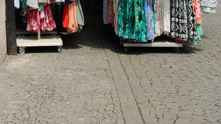 Die Pflasterstreifen vor den Gebäuden im Marktbereich sind zwar nicht ideal, aber zumindest leichter mit dem Rollator zu befahren als das grobe Pflaster im restlichen Bereich. Allerdings sind sie teilweise durch Auslagen oder Freisitze blockiert. Die Pflasterstreifen vor den Gebäuden im Marktbereich sind zwar nicht ideal, aber zumindest leichter mit dem Rollator zu befahren als das grobe Pflaster im restlichen Bereich. Allerdings sind sie teilweise durch Auslagen oder Freisitze blockiert.