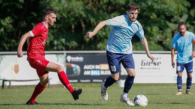 Julian Genheimer (links, mit Felix Linn vom ETSV Würzburg) hat die Lohrer Fußballer übergangsweise übernommen, nachdem Matthias Deter als Trainer zurückgetreten war.