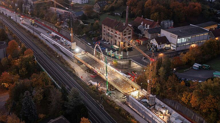 Ende Oktober erst war der Überbau der neuen Brücke an der Brunnenstraße betoniert worden. Nur einen Tag dauerte die Aktion. Ende Oktober erst war der Überbau der neuen Brücke an der Brunnenstraße betoniert worden. Nur einen Tag dauerte die Aktion. 