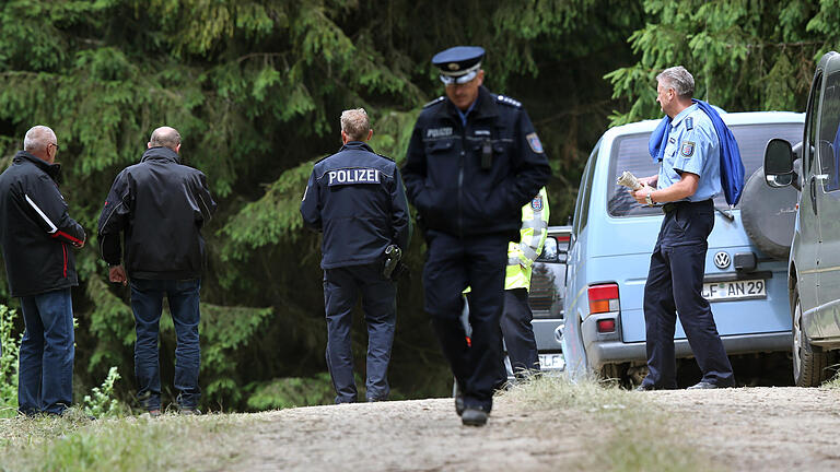 Noch keine heiße Spur im Fall Peggy - Polizisten stehen am 6. Juli in einem Waldstück im Saale-Orla-Kreis bei Rodacherbrunn (Thüringen) an dem Fundort der Skelettteile von Peggy. Noch keine heiße Spur im Fall Peggy - Polizisten stehen am 6. Juli in einem Waldstück im Saale-Orla-Kreis bei Rodacherbrunn (Thüringen) an dem Fundort der Skelettteile von Peggy.