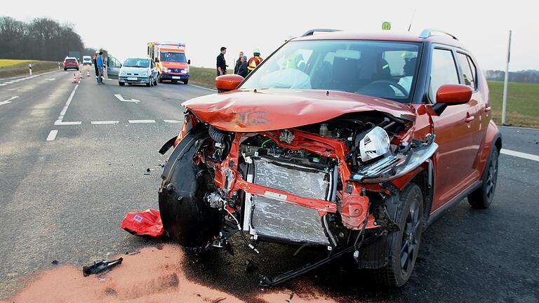 Offenbar für die beteiligten Personen noch glimpflich abgegangen ist dieser schwere Unfall am  Donnerstagnachmittag gegen 16.45 Uhr auf der Kreuzung an der Bundesstraße 22 zwischen Siegendorf und Oberschwarzach.&nbsp;Ein 84-jähriger Senior hatte beim Überqueren der Bundesstraße mit seinem Suzuki Ignis (im Vordergrund) einen vorfahrtsberechtigten Renault Scenic (im Hintergrund) die Vorfahrt genommen und diesen voll 'abgeschossen'.&nbsp;