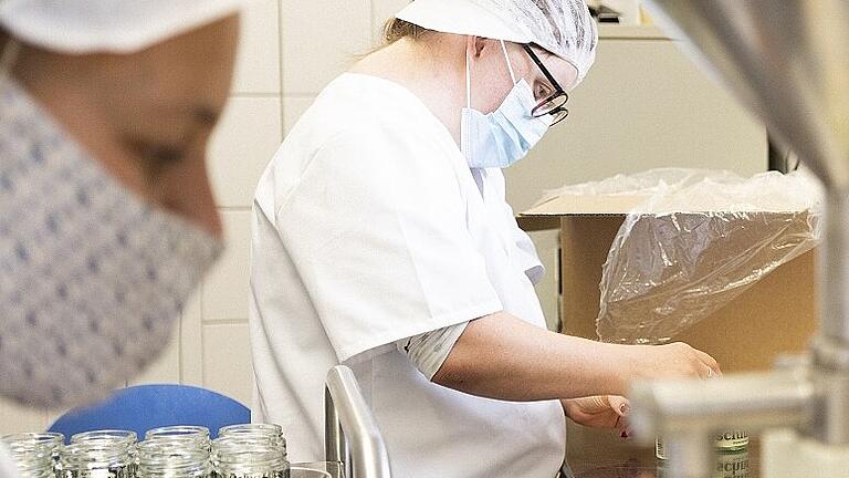 Lena Rieger und Marina Lewandowski bei der Produktion.