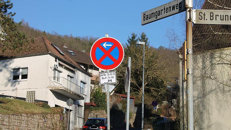 Beidseitiges Parkverbot im Gemündener Baumgartenweg. Beidseitiges Parkverbot im Gemündener Baumgartenweg.